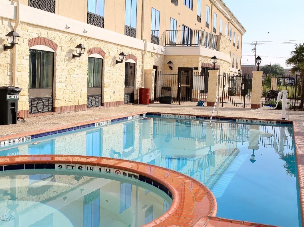 Holiday Inn Express Hotel & Suites Floresville By Ihg Exterior photo