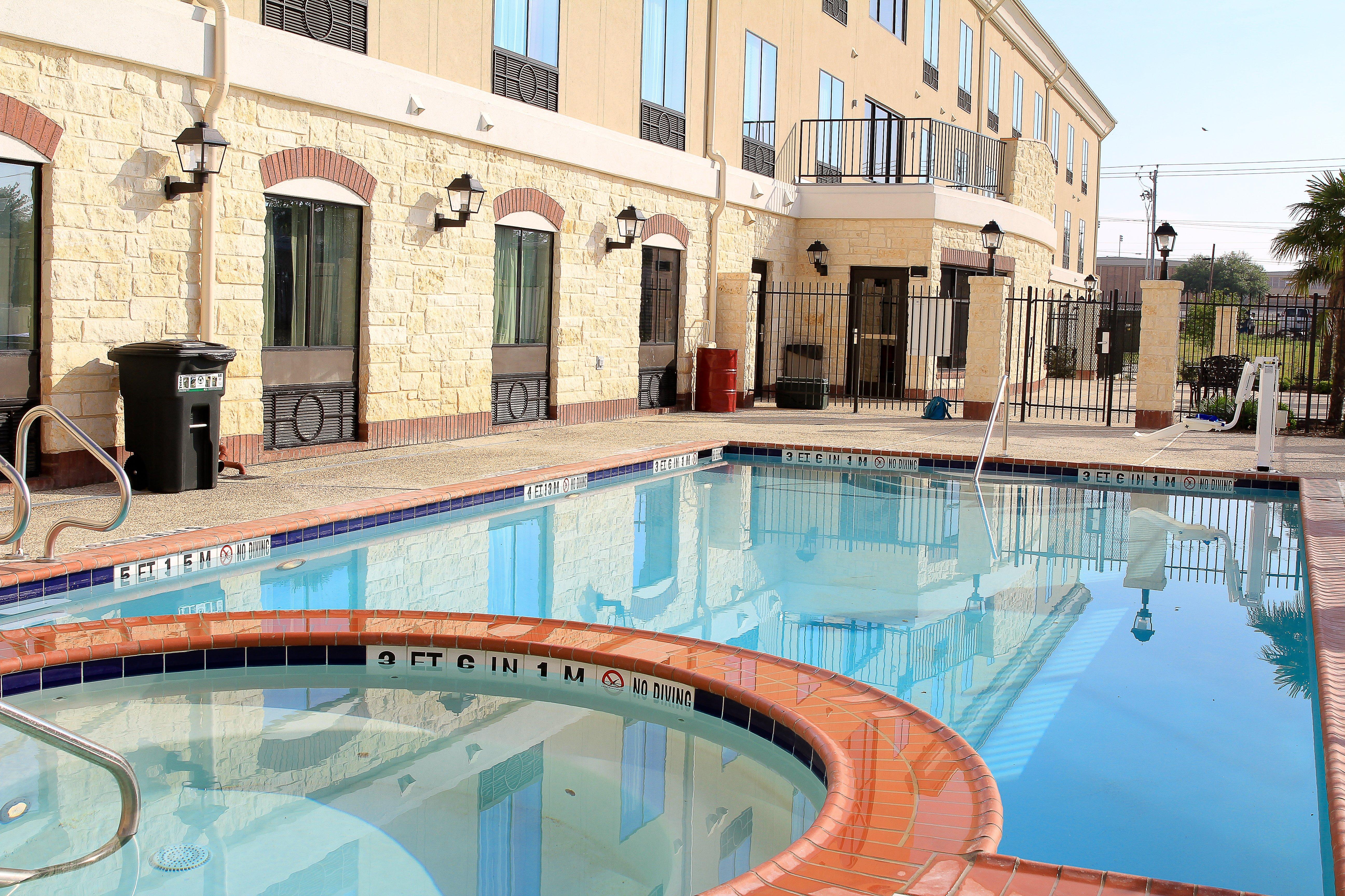 Holiday Inn Express Hotel & Suites Floresville By Ihg Exterior photo